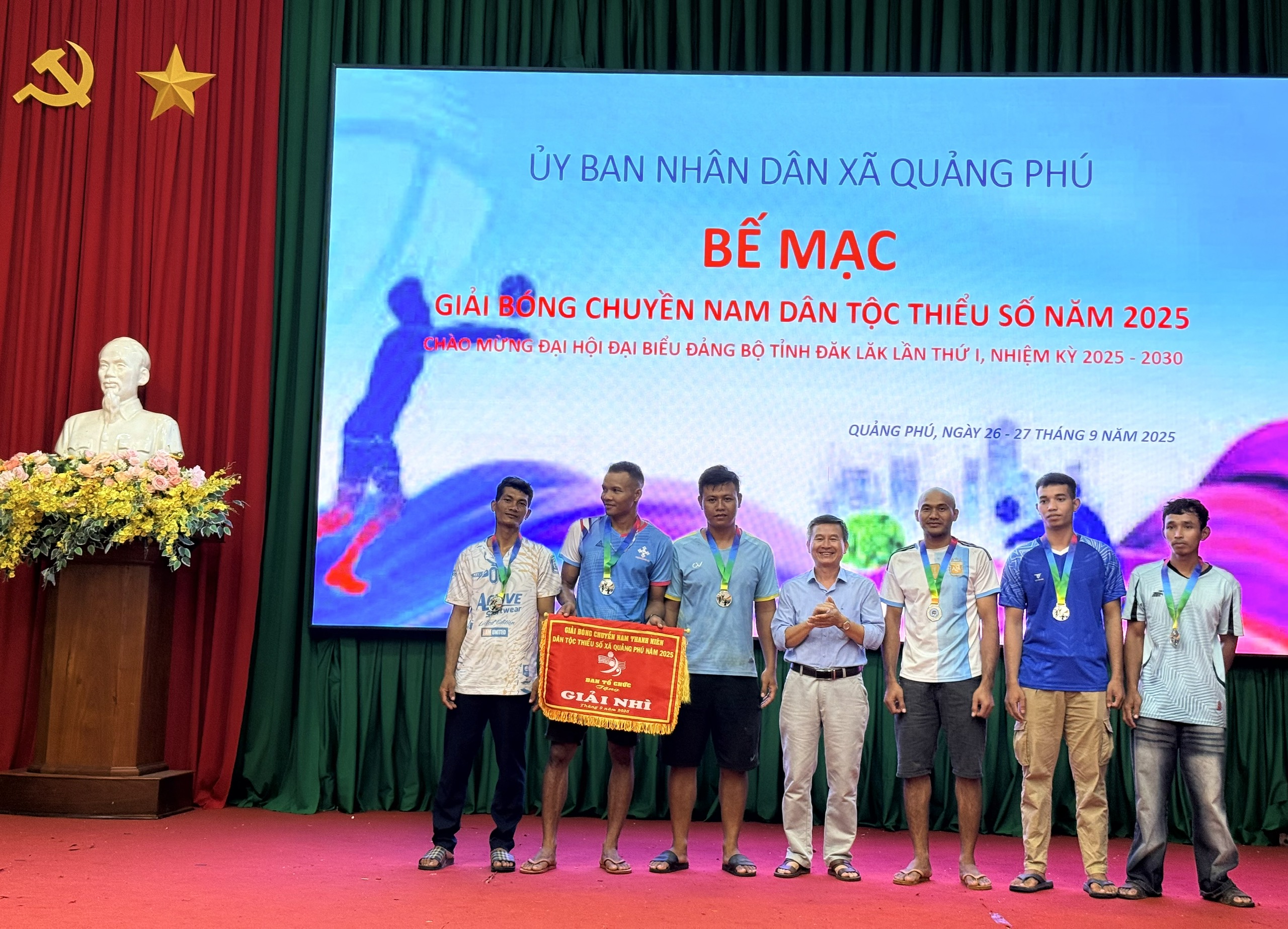 Đồng chí Đoàn Quốc Bảo - Giám đốc Trung tâm TT - VH-TT xã trao giải nhì cho đội bóng buôn Sút MDrang